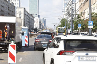Paraliż centrum Warszawy. Auta stanęły w korkach po zwężeniu Al. Jerozolimskich. Gigantyczny remont do wakacji 