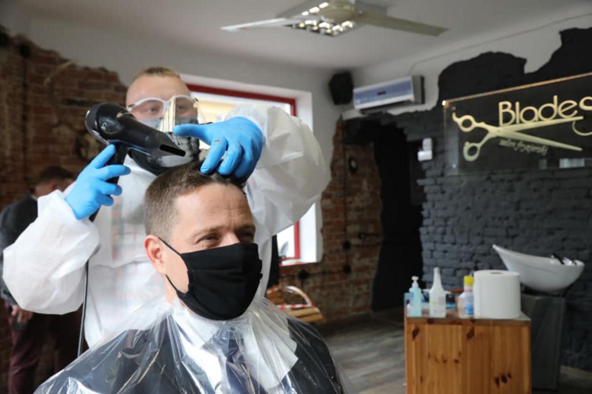 Trzaskowski u fryzjera zrobił się na bóstwo