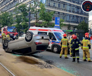 Autobus wymusił pierwszeństwo. Auto osobowe na dachu