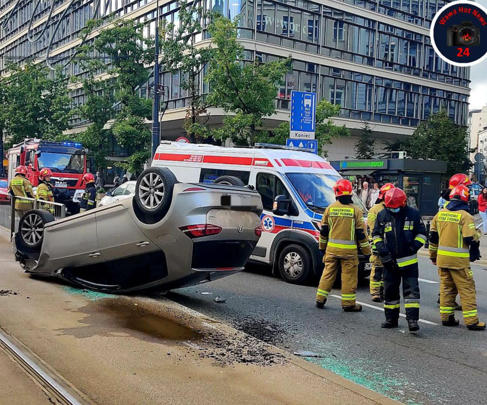 Autobus wymusił pierwszeństwo. Auto osobowe na dachu
