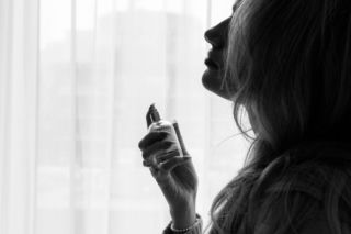 Tanie perfumy na wiosnę w Rossmannie. Markowe zapachy kupisz za ułamek ceny