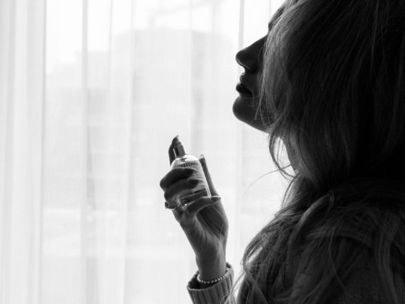 Tanie perfumy na wiosnę w Rossmannie. Markowe zapachy kupisz za ułamek ceny