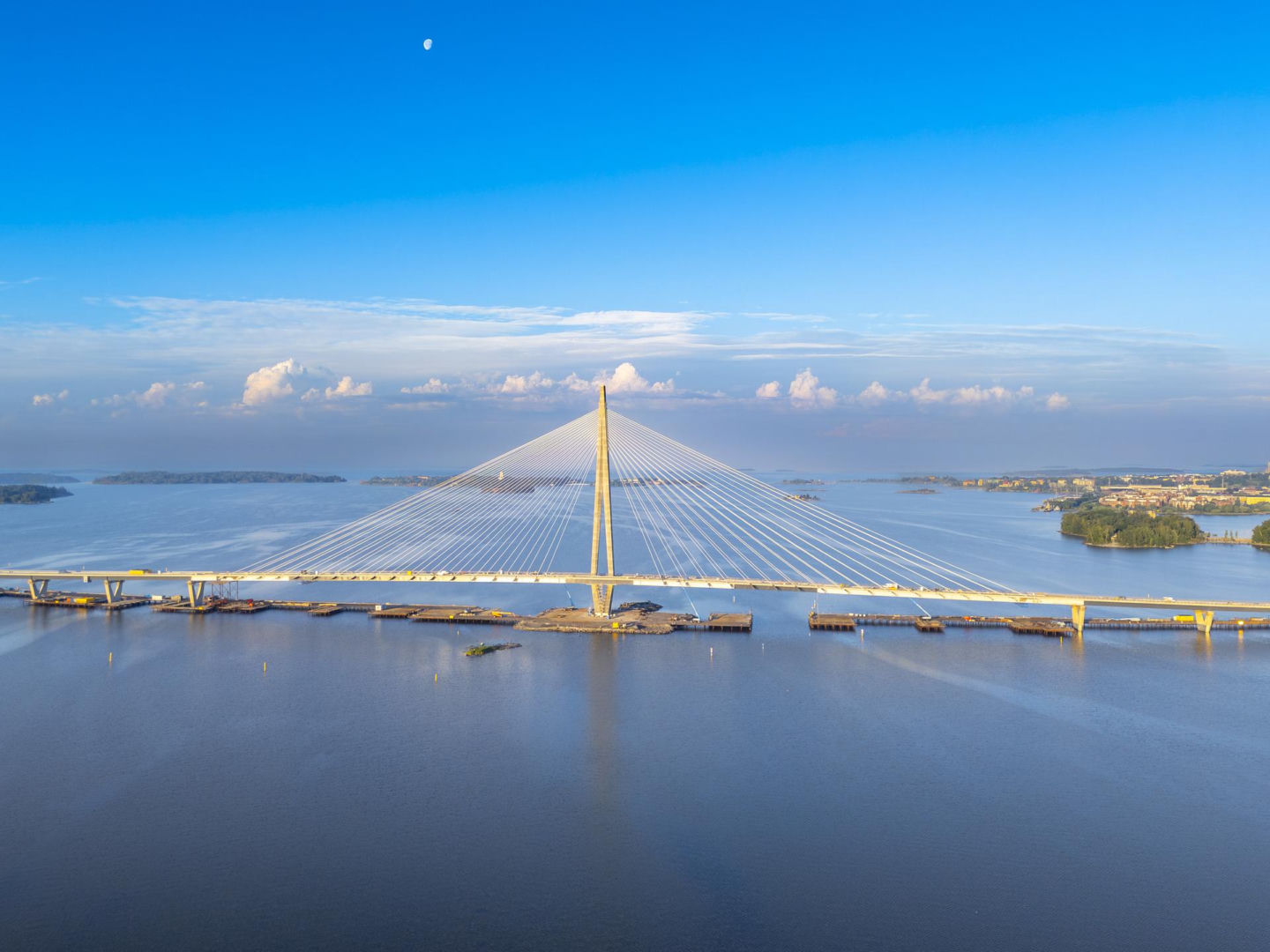 Most w Helsinkach otwarty. To nowa wizytówka miasta - most Kruunuvuorensilta