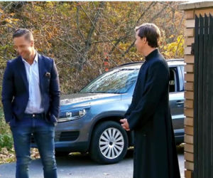 Barwy szczęścia odc. 2021. ksiądz Tadeusz (Jakub Mróz), Sebastian (Kacper Krupski)