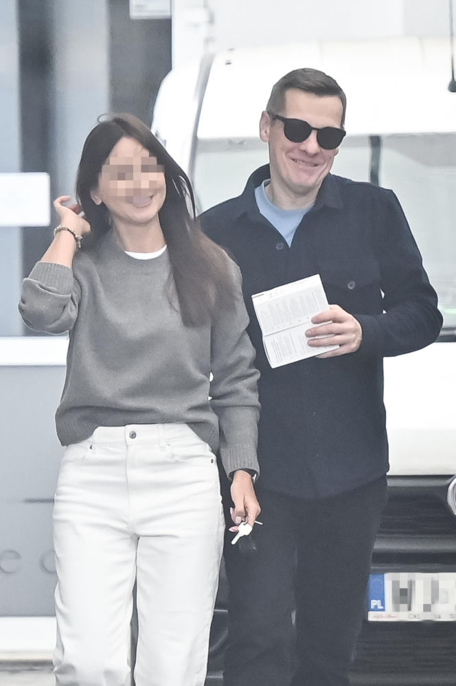 Marcin Mroczek z dziewczyną w cukierni