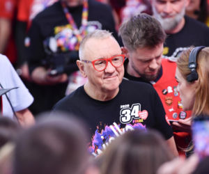 Jerzy Owsiak na przestrzeni lat. Tak zmieniał się jego charakterystyczny wizerunek