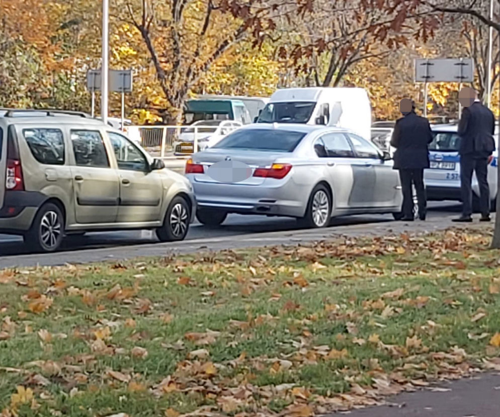 Kolizja samochodu SOP na Mokotowie, wjechał Dacią w BMW