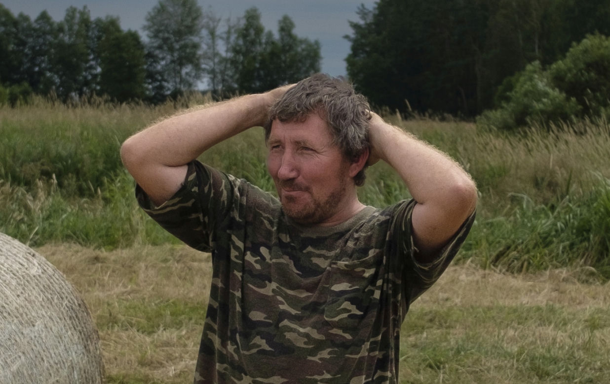 Andrzej z Plutycz przekroczył granicę? Zerkał na biust uczestniczki serialu. Nagle to powiedział. Wszystko się nagrało
