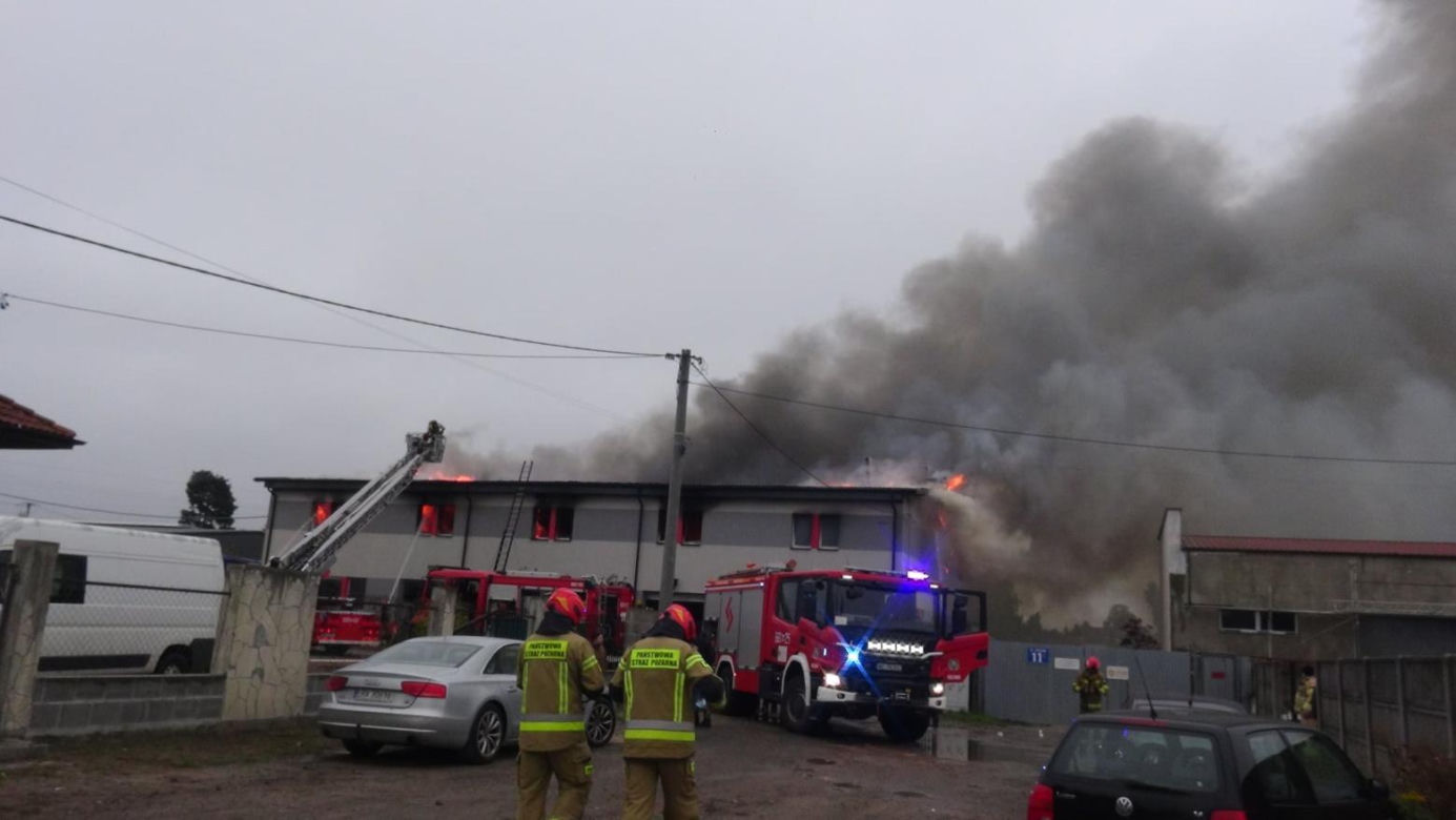 Płomienie buchnęły w górę, dym zasłonił wszystko. Jedna osoba poparzona