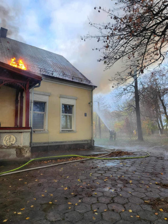 Tragiczny pożar zabytkowego pałacyku na Pomorzu. Nie żyje 55-latek