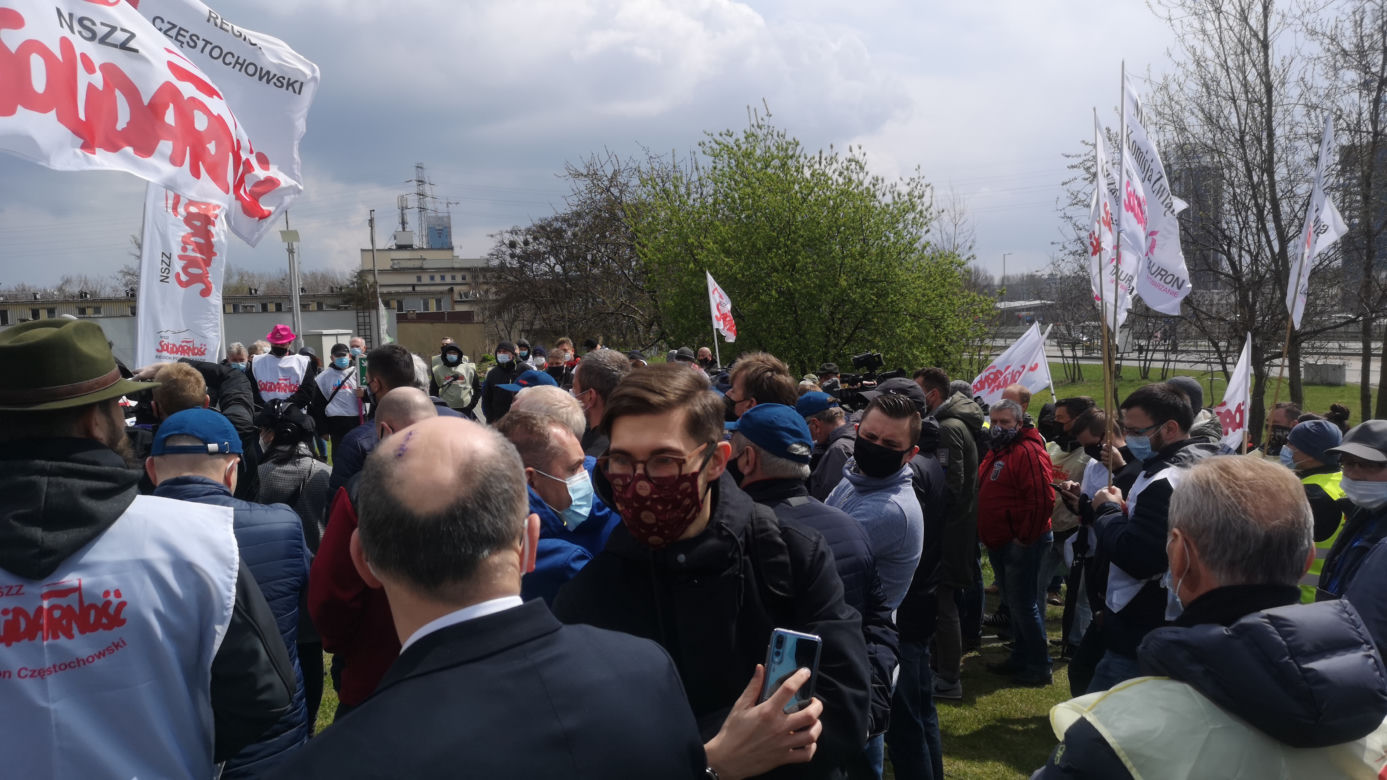 Gorąco pod siedzibą Tauronu. Związkowcy sprzeciwiają podziałowi spółki: "Sasin i Soboń odlecieli!" [ZDJĘCIA, WIDEO]