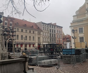 Na toruńskiej starówce budują scenę na sylwestra! Sprawdź gwiazdy i specjalne pociągi na „Sylwestrową Moc Przebojów 2025”