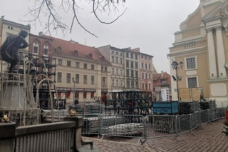 Na toruńskiej starówce budują scenę na sylwestra! Sprawdź gwiazdy i specjalne pociągi na „Sylwestrową Moc Przebojów 2025”