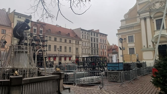 Na toruńskiej starówce budują scenę na sylwestra! Sprawdź gwiazdy i specjalne pociągi na „Sylwestrową Moc Przebojów 2025”