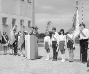 Gra w klasy, mundurki i wielkie uroczystości! Tak wyglądała szkoła 40 lat temu [ARCHIWALNE ZDJĘCIA]