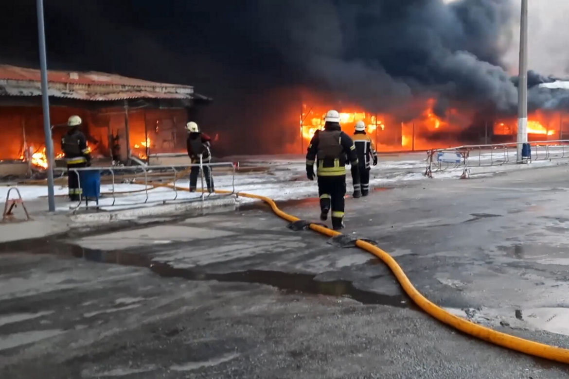 Charków: Gigantyczny pożar bazaru. Strażacy walczą z ogniem drugi dzień [ZDJĘCIA]
