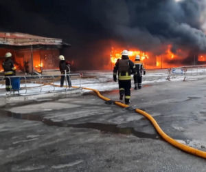 Charków: Gigantyczny pożar bazaru. Strażacy walczą z ogniem drugi dzień [ZDJĘCIA]