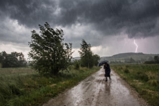 Prognoza pogody na niedzielę i poniedziałek. Gdzie spodziewać się burz i porywistego wiatru