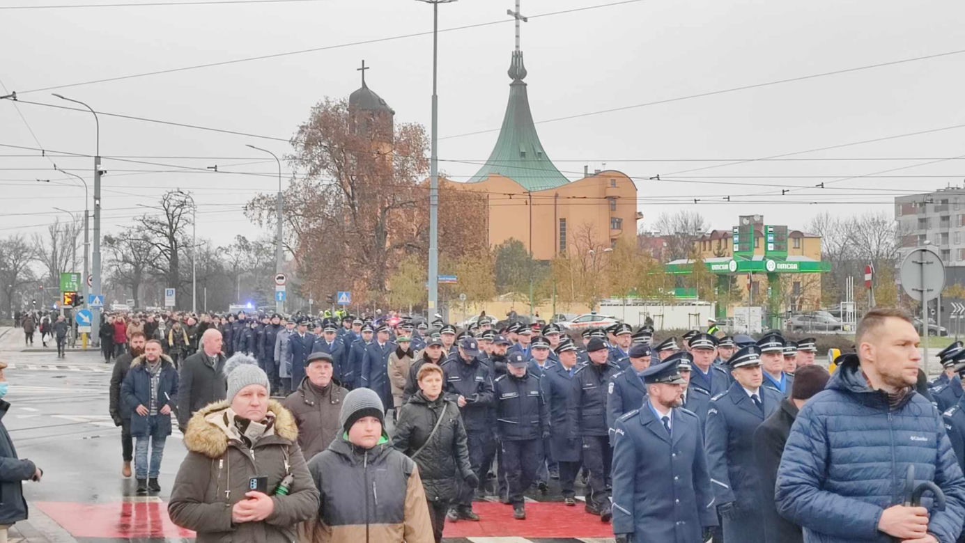  Wrocław. Ostatnie pożegnanie policjantów zastrzelonych na służbie. "Wasz tata jest bohaterem"