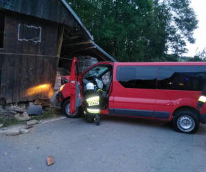 Kicznia. Uderzył samochodem w budynek. Wszystko przez dzikie zwierzę