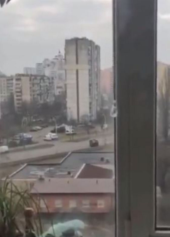 Ukraina. Rosyjskie pojazdy pancerne zmiażdżyły cywilny samochód. Kierowca ocalał! 