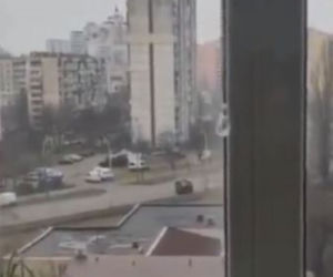 Ukraina. Rosyjskie pojazdy pancerne zmiażdżyły cywilny samochód. Kierowca ocalał! 