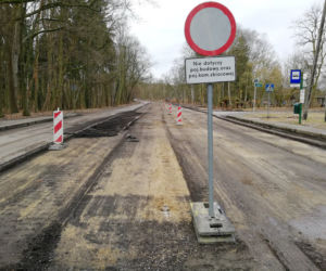 Ul. Arkońska – sfrezowana część nawierzchni z pozostawieniem tylko jednego pasa ruchu (dla komunikacji autobusowej, dojazdów do posesji i pojazdów budowy)