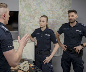 Policjantki i Policjanci, odcinek 1382: Emilka i Jacek, za namową Gai, podejmą próbę odbudowy swojej relacji