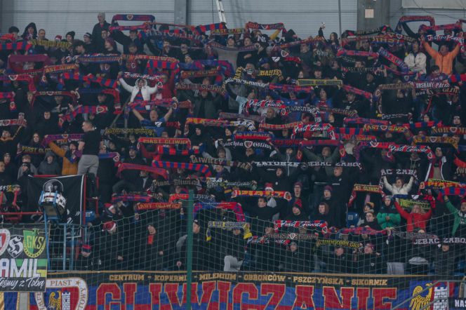Mecz Piast Gliwice - Legia Warszawa. Kibice na stadionie