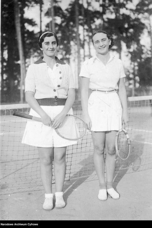 Tenisistki Neumannówna (z lewej) i Lilpopówna z rakietami na korcie. 1936 rok