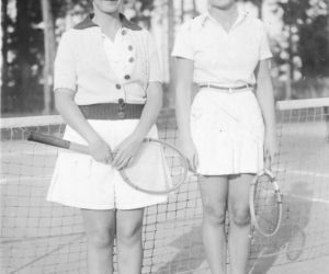 Tenisistki Neumannówna (z lewej) i Lilpopówna z rakietami na korcie. 1936 rok
