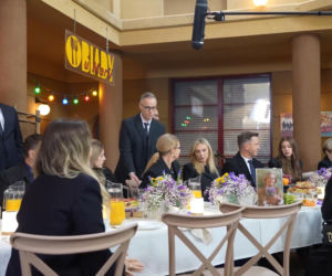 Na Wspólnej, odc. 4268. Monika (Sylwia Gliwa), Damian (Waldemar Błaszczyk), Renata (Marta Jankowska), Sławek (Mariusz Słupiński), Daria (Patrycja Topajew), Kasia (Julia Chatys), Wojtek (Wojciech Błach), Mania (Zuzanna Kaszuba), Michał (Robert Kudelski)