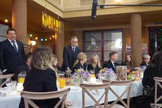 Na Wspólnej, odc. 4268. Monika (Sylwia Gliwa), Damian (Waldemar Błaszczyk), Renata (Marta Jankowska), Sławek (Mariusz Słupiński), Daria (Patrycja Topajew), Kasia (Julia Chatys), Wojtek (Wojciech Błach), Mania (Zuzanna Kaszuba), Michał (Robert Kudelski)