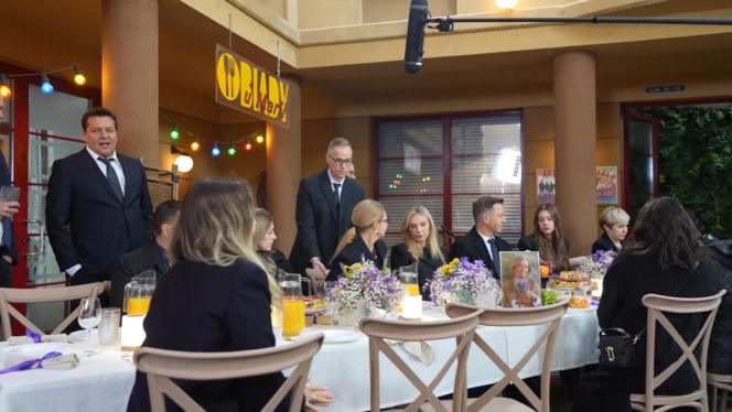 Na Wspólnej, odc. 4268. Monika (Sylwia Gliwa), Damian (Waldemar Błaszczyk), Renata (Marta Jankowska), Sławek (Mariusz Słupiński), Daria (Patrycja Topajew), Kasia (Julia Chatys), Wojtek (Wojciech Błach), Mania (Zuzanna Kaszuba), Michał (Robert Kudelski)