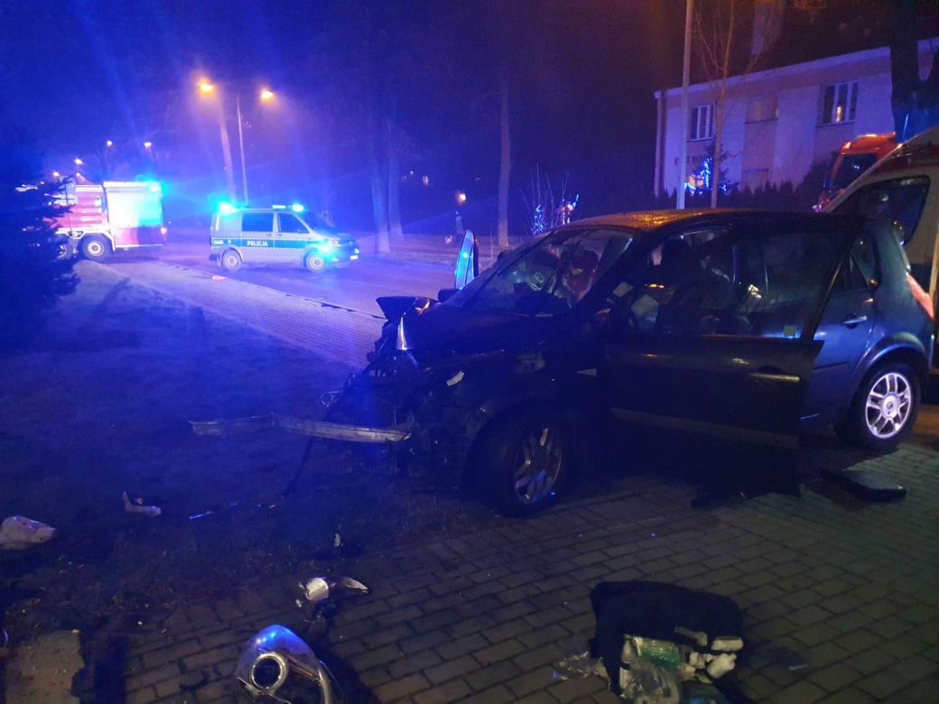 Tarnów. 75-latek wjechał samochodem w komisariat policji. Dwie osoby w szpitalu