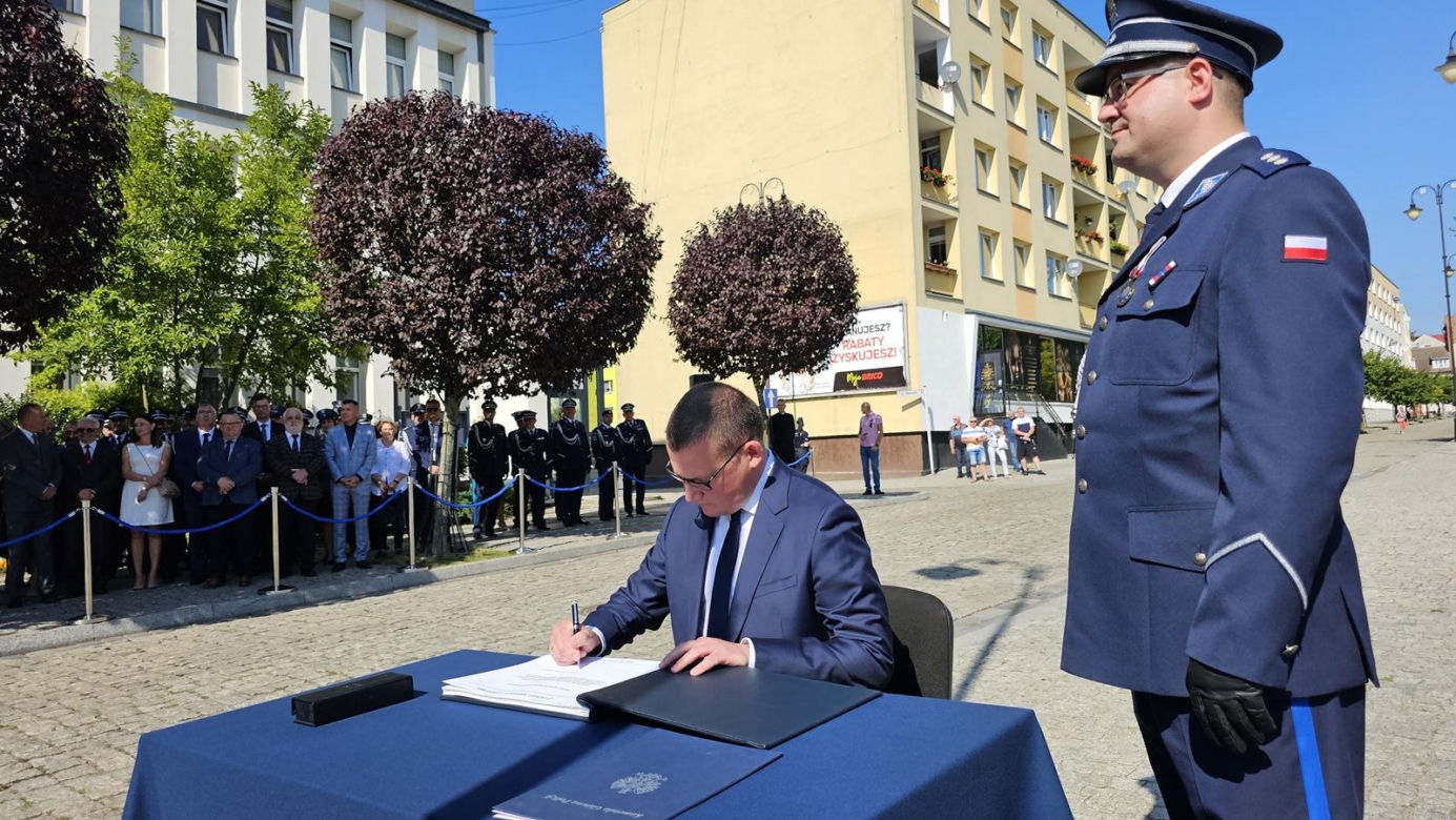 Nadanie sztandaru dla KPP w Świdwinie