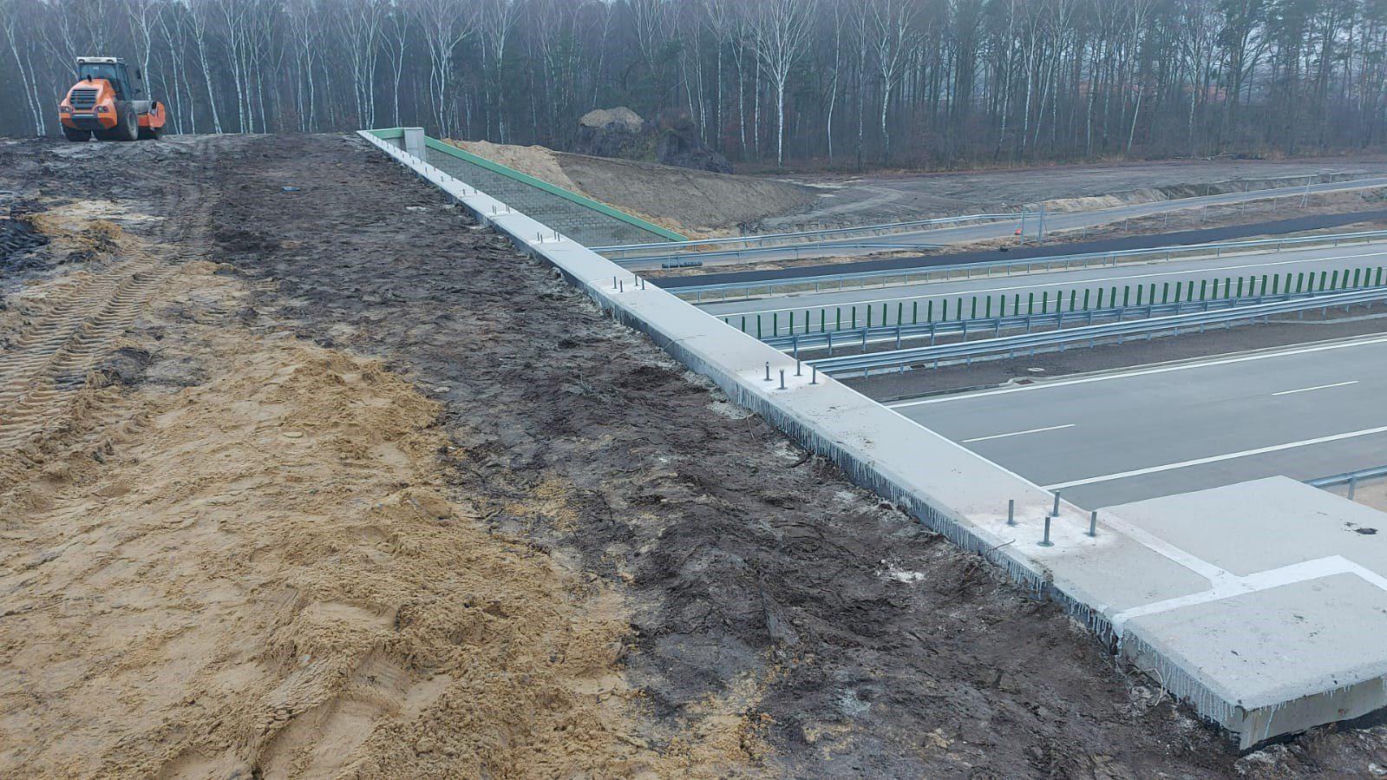 Na autostradzie A2 na wschód od Warszawy prace idą pełną parą, zarówno w dzień, jak i po zmroku