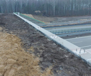 Na autostradzie A2 na wschód od Warszawy prace idą pełną parą, zarówno w dzień, jak i po zmroku