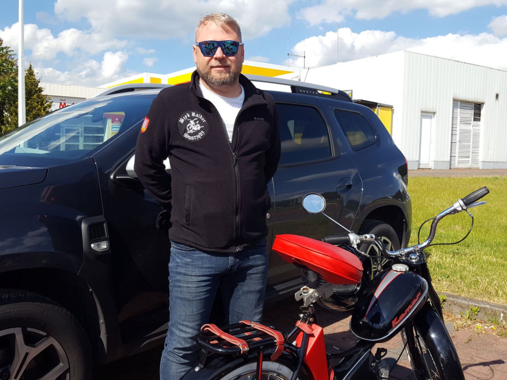 Fani starych polskich motorowerów z Bzyk Raider ze Swarzędza zrobili sobie postój w Lesznie