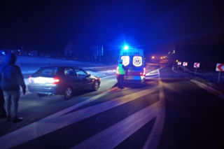 Potrącenie pieszego w Młynku. Mężczyzna ze złamaniami ręki i nogi trafił do szpitala