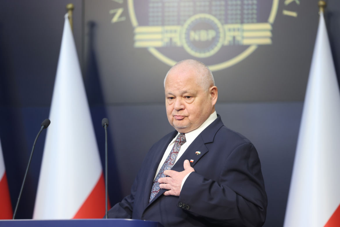 Podwyżka stóp procentowych. Glapiński tłumaczy kiedy to się skończy. Zobacz jego miny