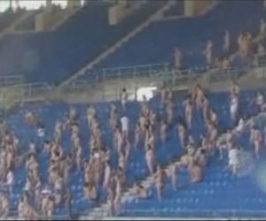 1800 osób rozebrało się na stadionie, by amerykański fotograf zrobił im zdjęcia