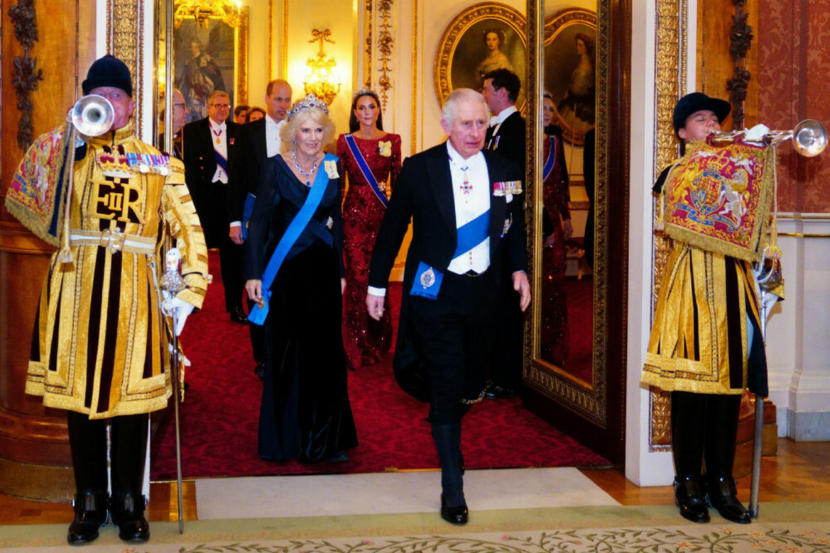 Pałac Buckingham podpalony! Płomienie w rezydencji rodziny królewskiej