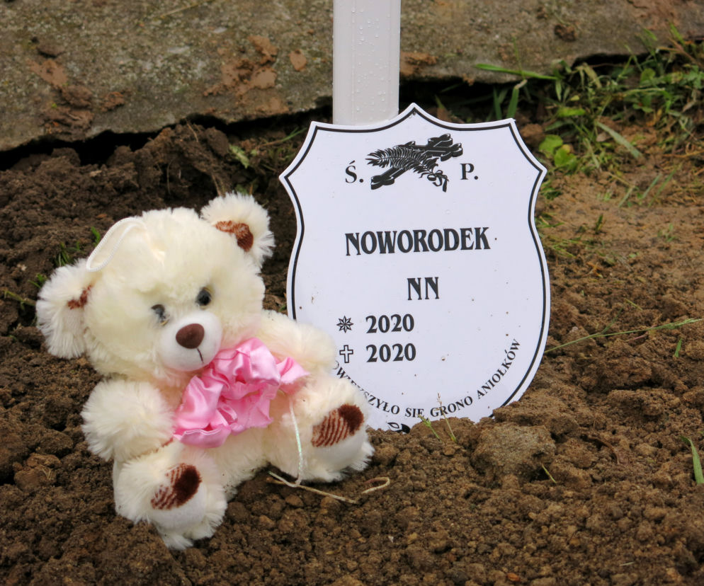 Zambrów. Pogrzeb noworodka znalezionego na wysypisku śmieci