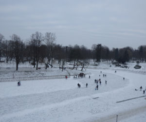 Naturalne lodowisko w parku miejskim