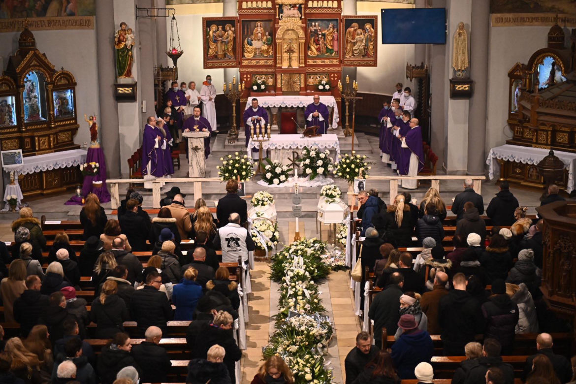 Pogrzeb Weroniki i Sebastiana. Ostatnia droga rodzeństwa