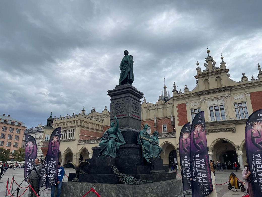 Pomnik Adama Mickiewicza z krakowskiego rynku ma brata bliźniaka