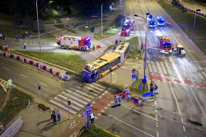 Autobus miejski wjechał w przejście podziemne przy Dworcu Zachodnim