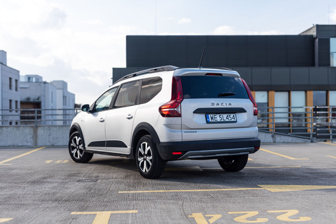 Ile pali Dacia Jogger?