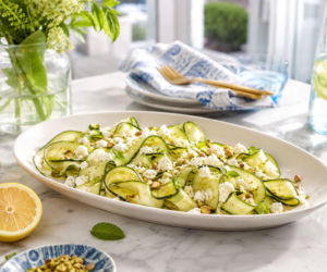 Wstążki z cukinii zamiast kolejnych placków. Cytryna, feta i pistacje wystarczą do lekkiej sałatki